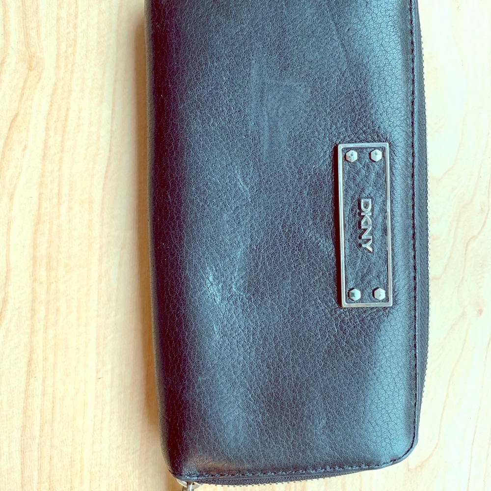 DKNY Zip Full-sized Wallet